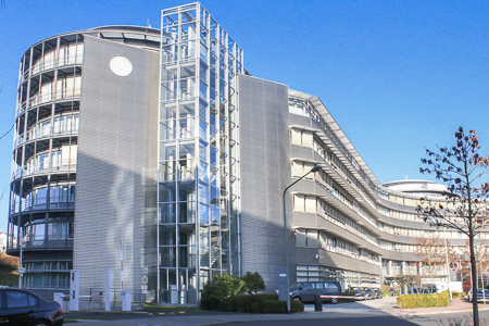 Blick auf das Bürogebäude Olof-Palme-Straße mit den charakteristischen Rondellen.