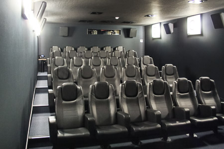 Intesma baute für Universal Pictures sogar einen Kinosaal mit ca. 30 Sitzplätzen.